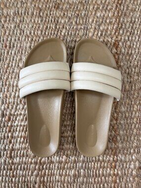 Beatrice Valenzuela Classic Sandalia in Shell
